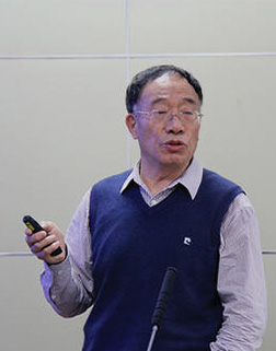 任露泉 